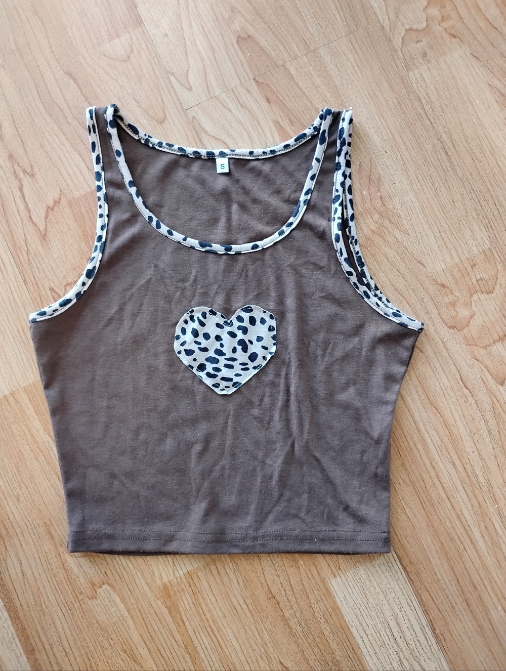Women's Cute Cropped Tank Top with Leopard Heart Detail
